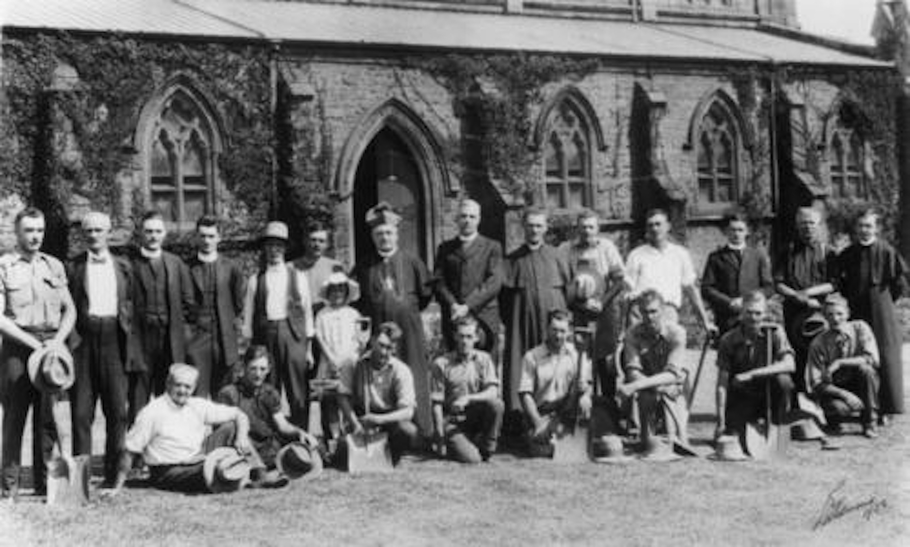 slqChurchdignatoriesandmenwithshovelsatStPatricksCathedralToowoomba1932