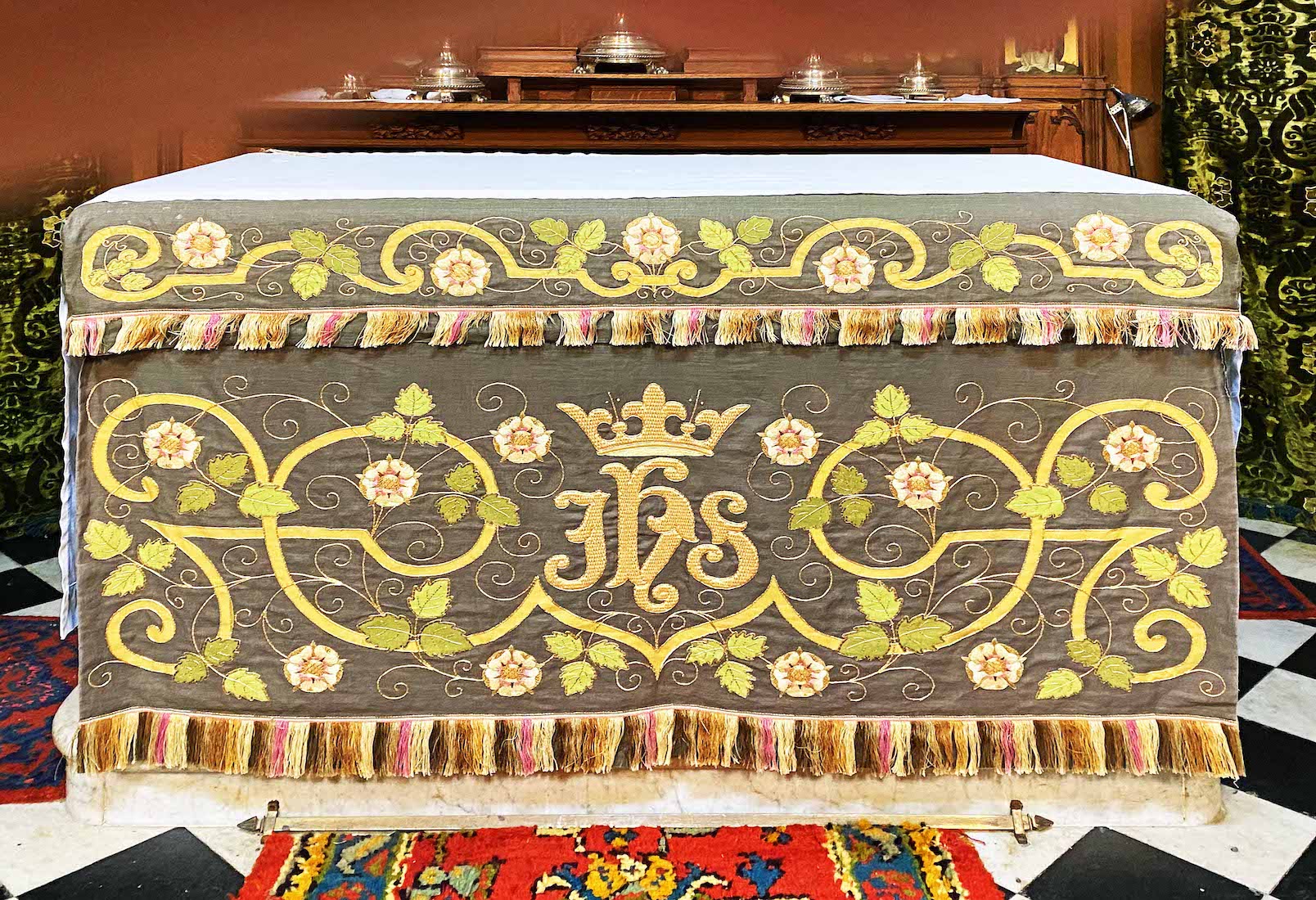 SanctuaryAltarForwardfromReredos