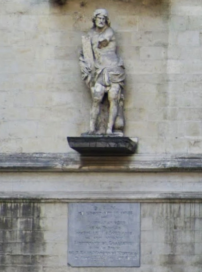 StatueJustEofNTransept