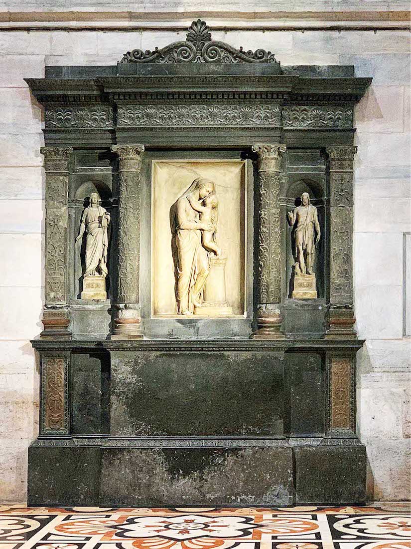 AANNaveSculptureW5ETAfuttock21