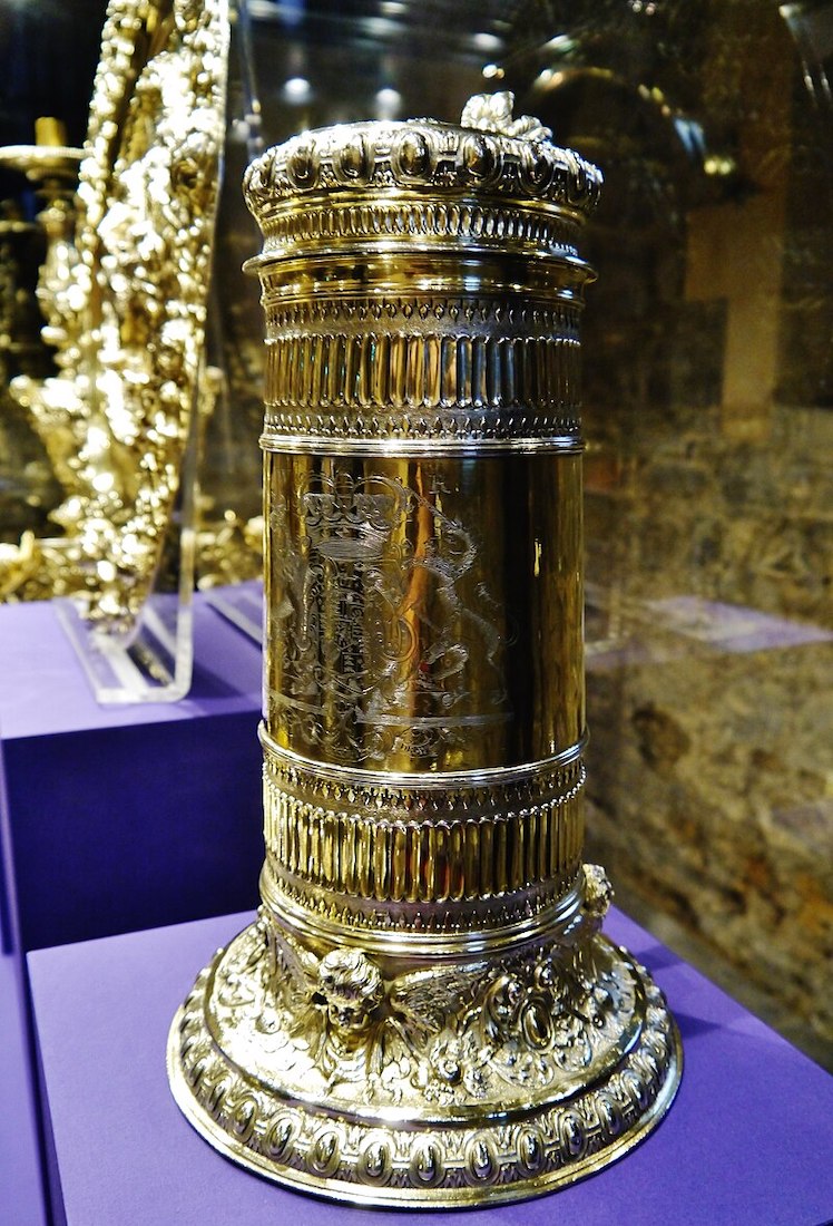 BDublinChristChurchCathedralInteriorCryptTreasuryGeorgianSilver13WZairon